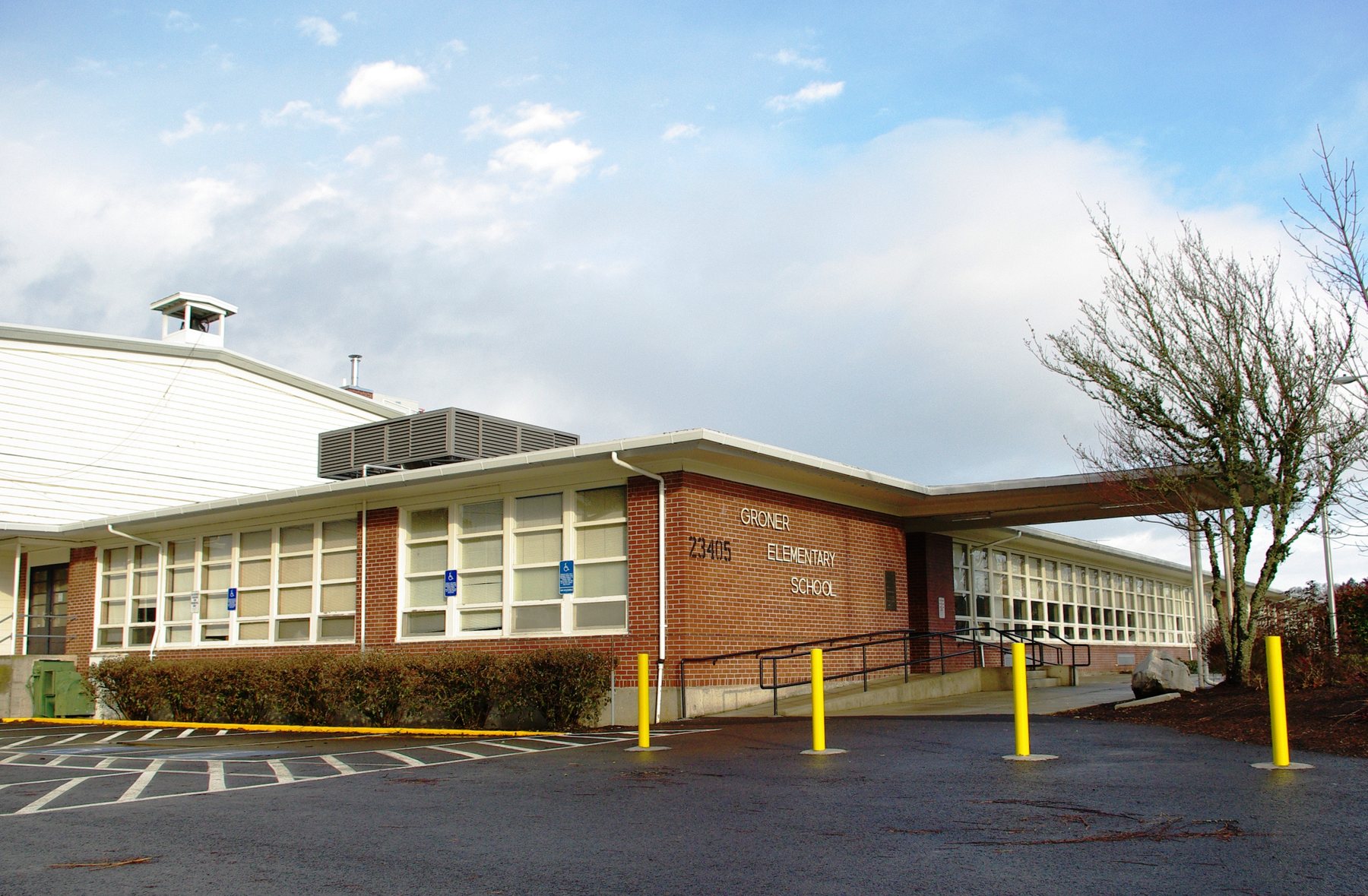 Groner Elementary School, a red brick single-story school building in Scholls, Oregon