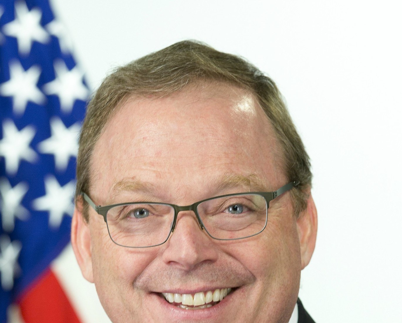 Official portrait of Kevin Hassett in front of an American flag