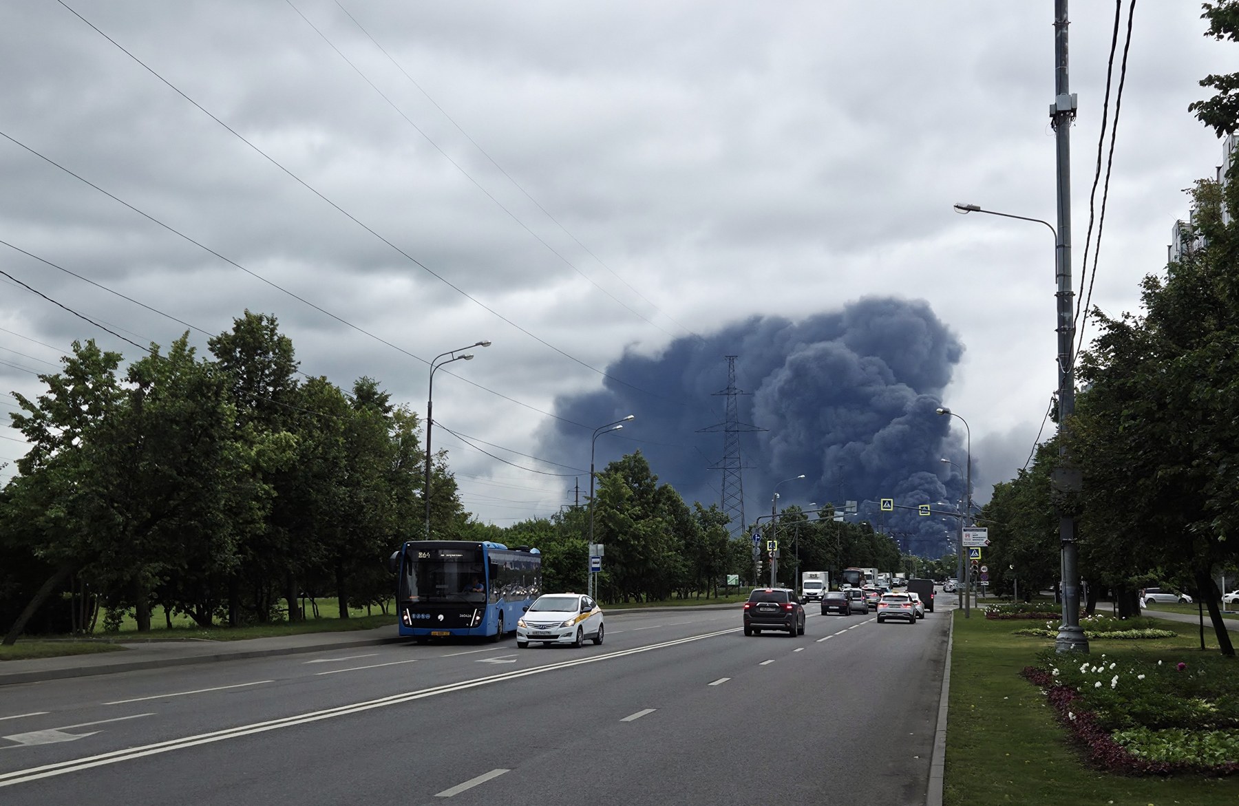 Dark smoke plume rising over a Moscow street during the June 2026 Moscow Oil Refinery fire