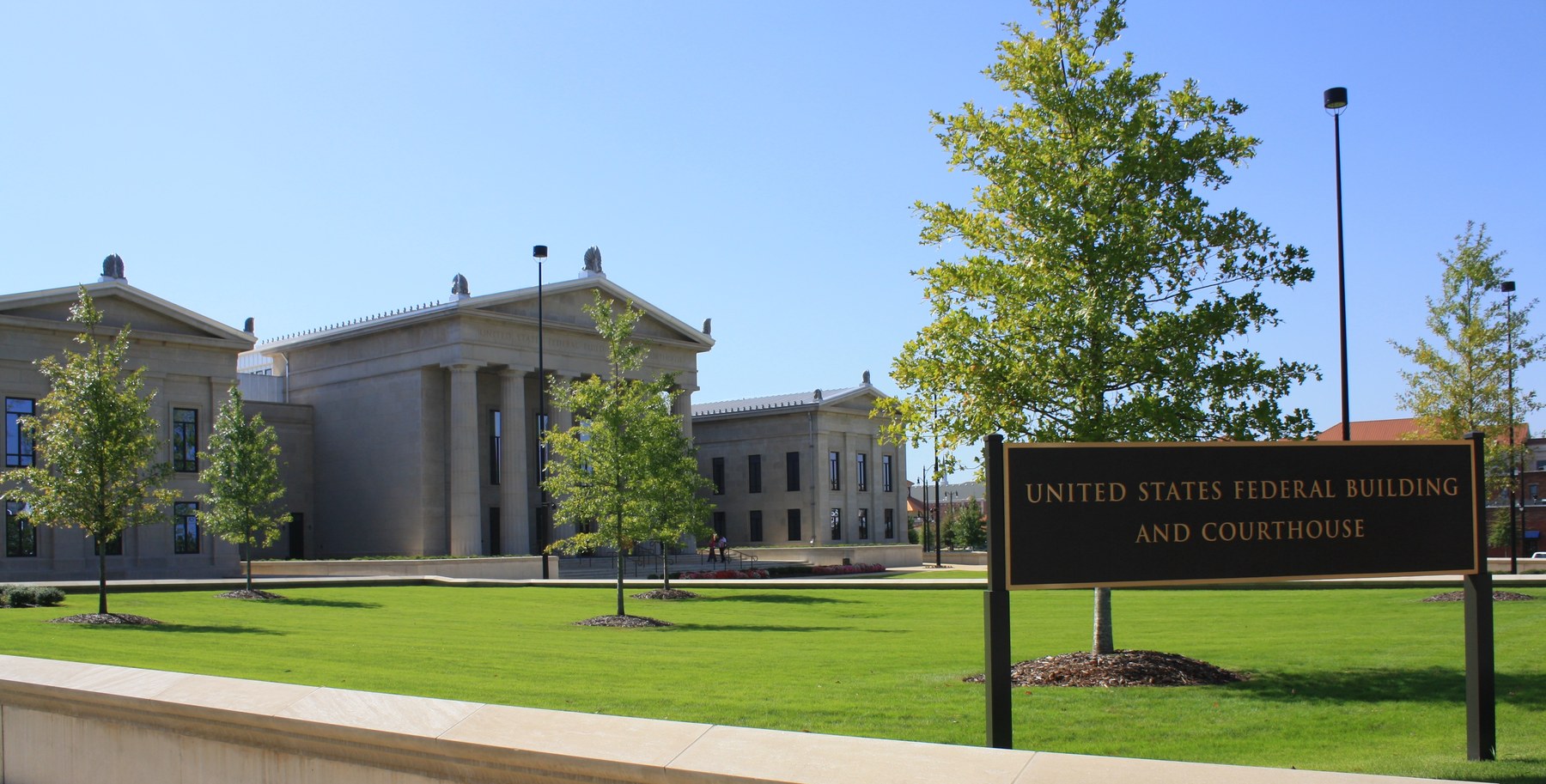 The United States Federal Building and Courthouse in Tuscaloosa, Alabama, with its name sign in the foreground