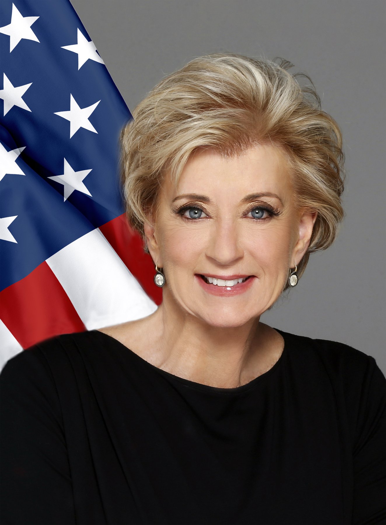 Official portrait of Linda McMahon in front of an American flag